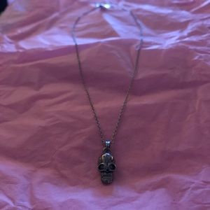 Necklace with skull pendant. 💀